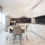 Ranzoni Design - 4guest & Self Checkin & Wifi דירה נוברה
